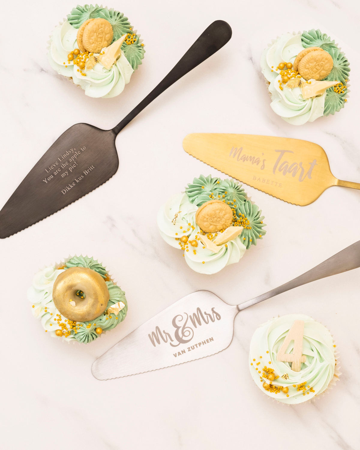 Mooie gegraveerde taartscheppen met cupcakes