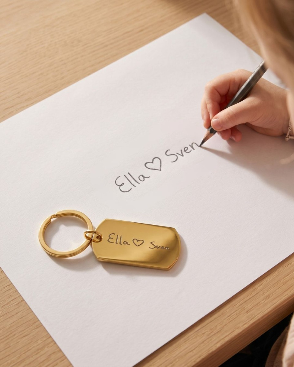 Sleutelhanger met tekening en handschrift goud