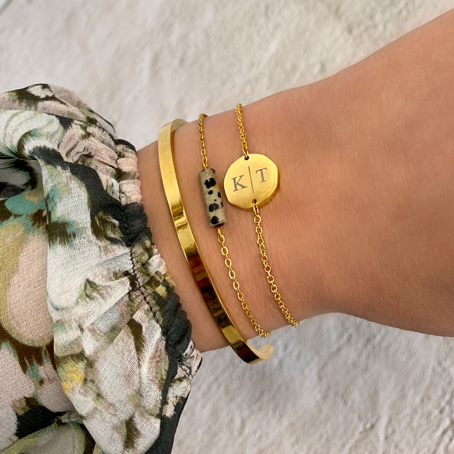 Goudkleurige armband om de pols voor een trendy look