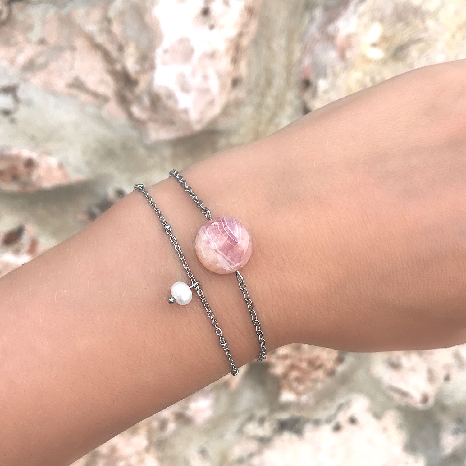 Mooie armband met parel en steen voor om de pols