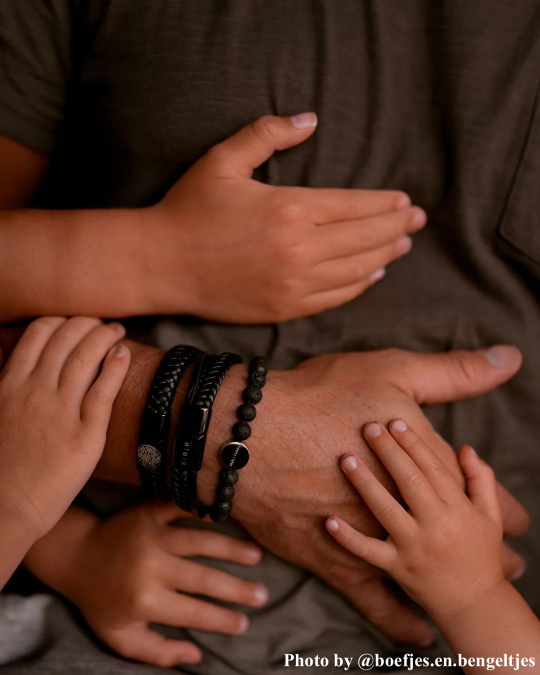Leren heren armband met namen zwart