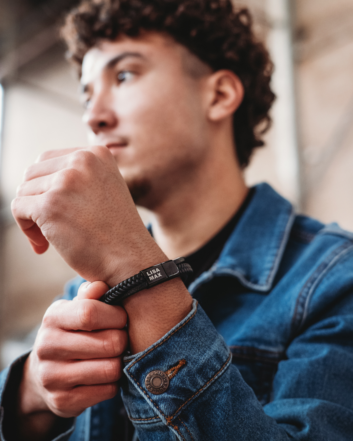 Mannen armband om pols bij man