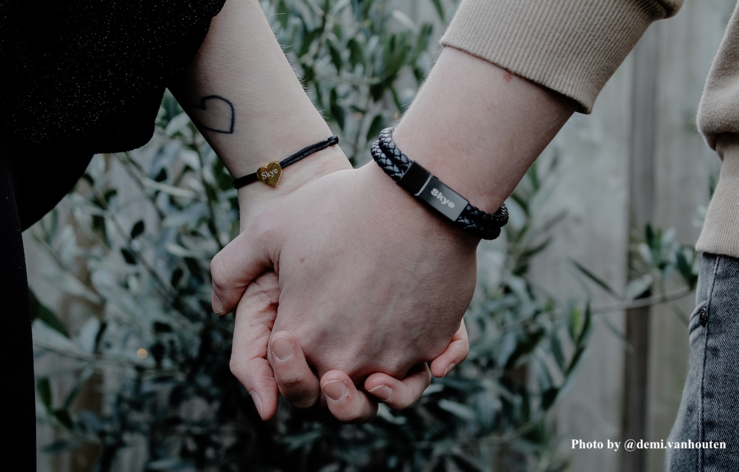Influencer met 2 armbanden
