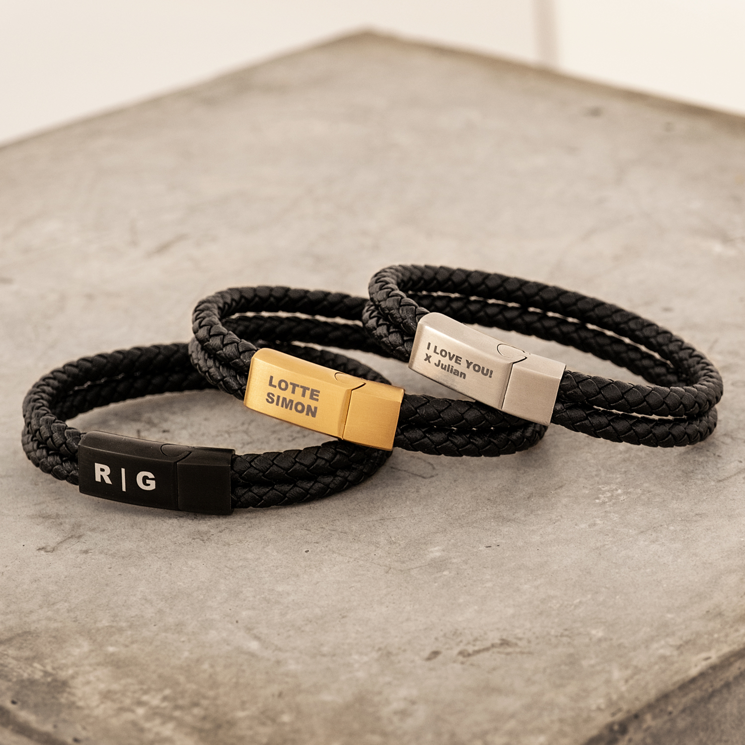 Drie graveerbare heren armbanden