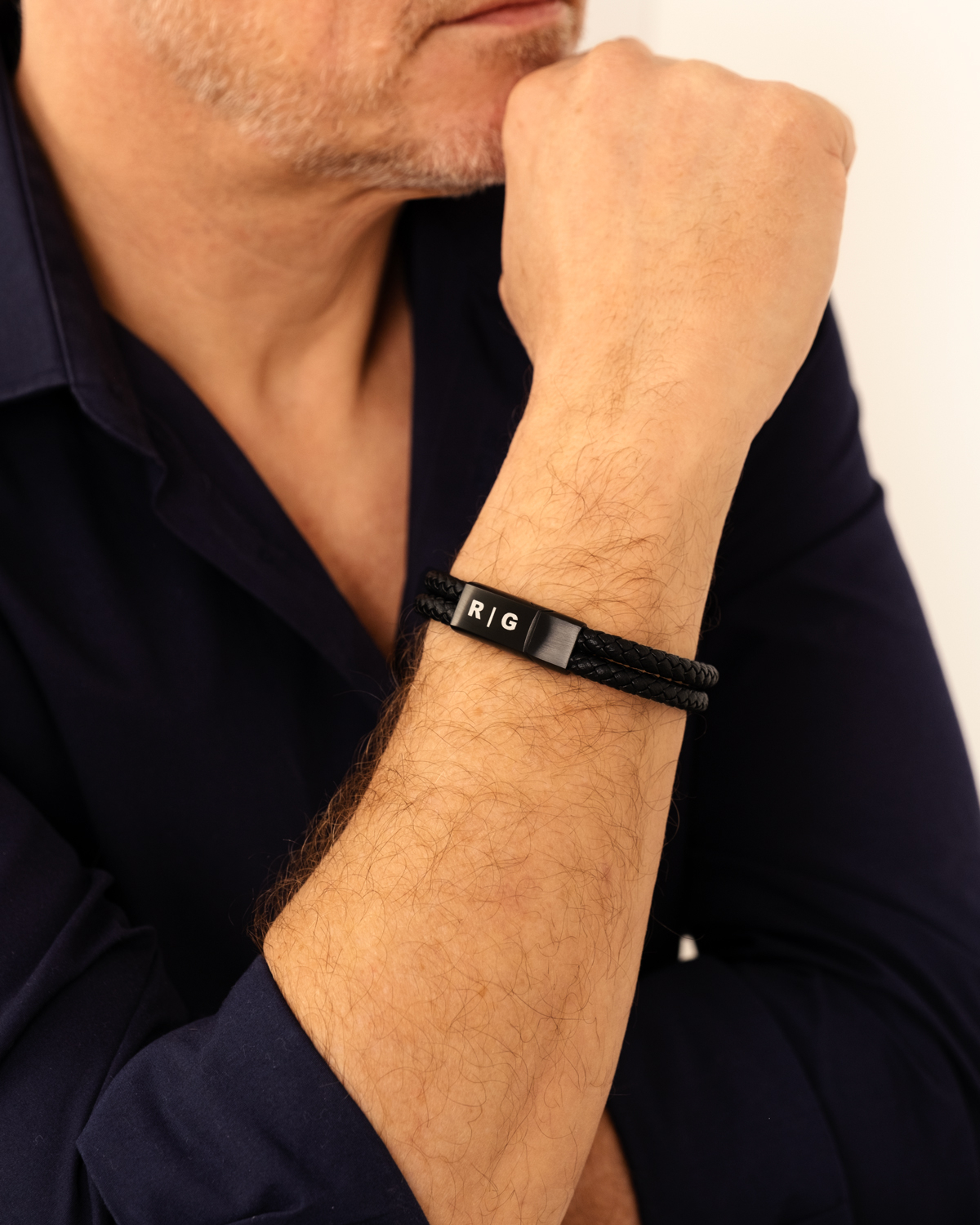 Man draagt zwarte dubbele leren armband