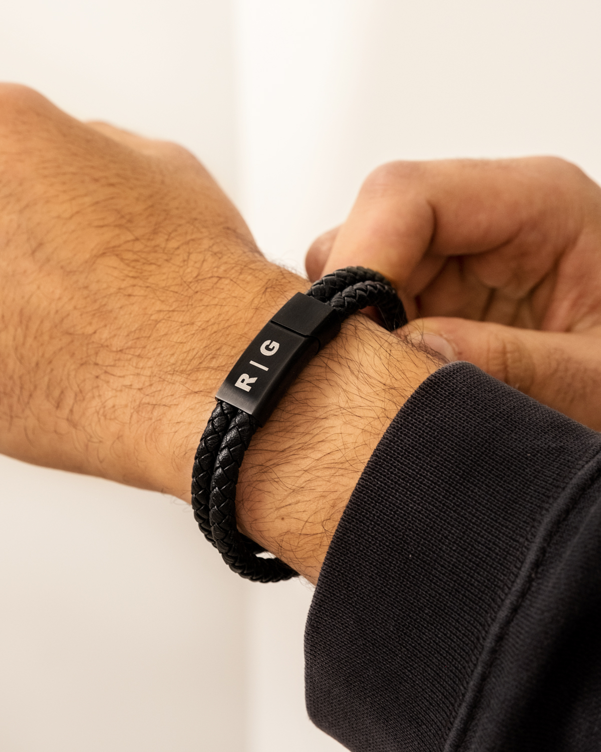 Dubbele leren heren armband graveren om pols