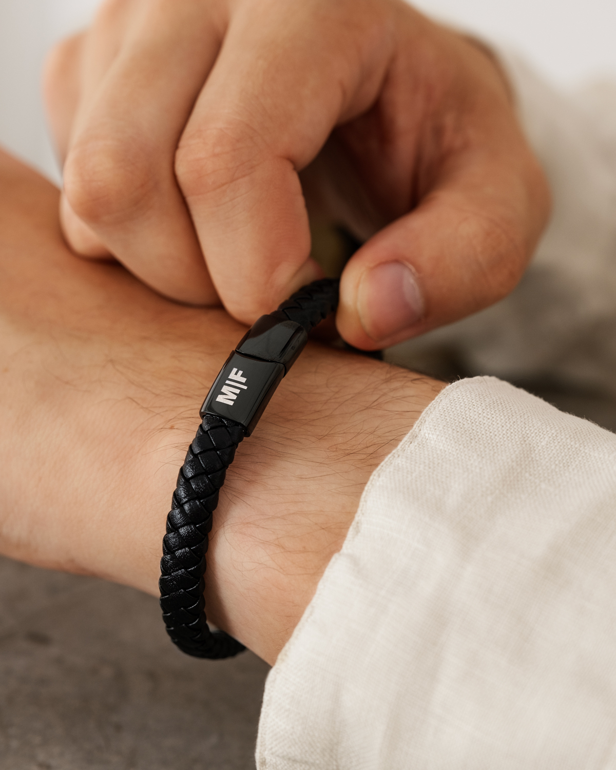 Zwarte heren armband met gravering
