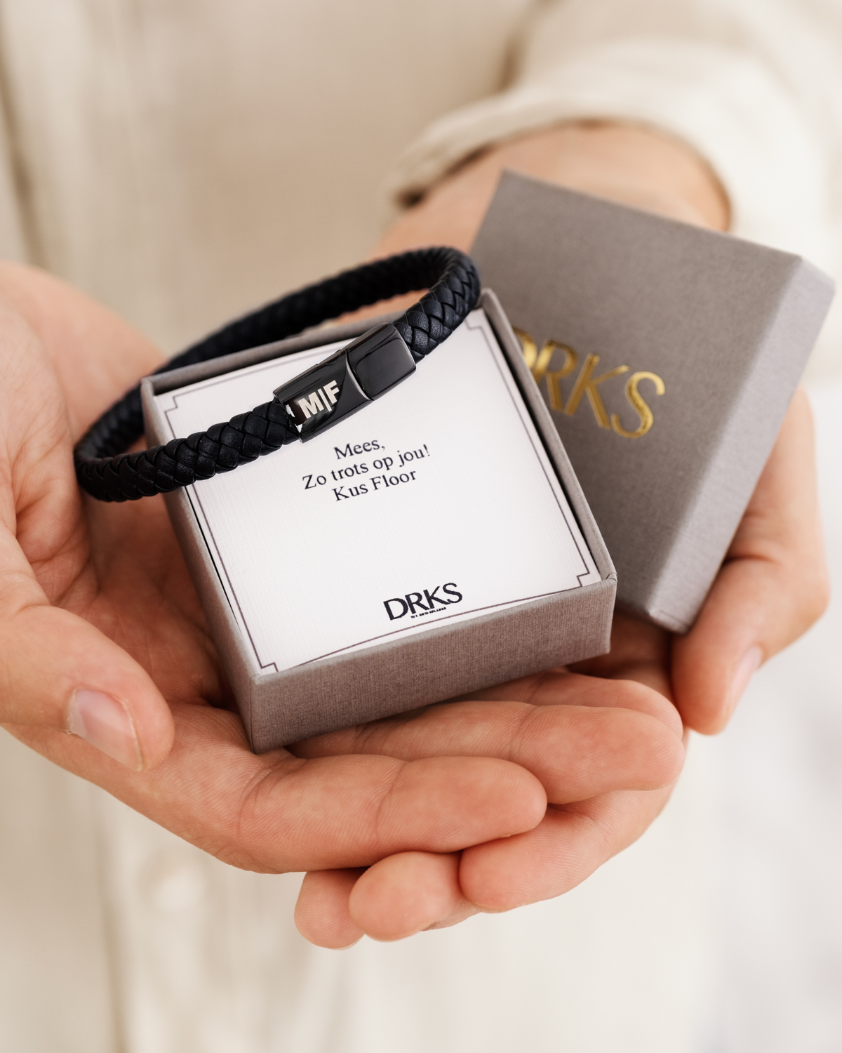 Sieradendoosje met tekst en graveerbare leren heren armband