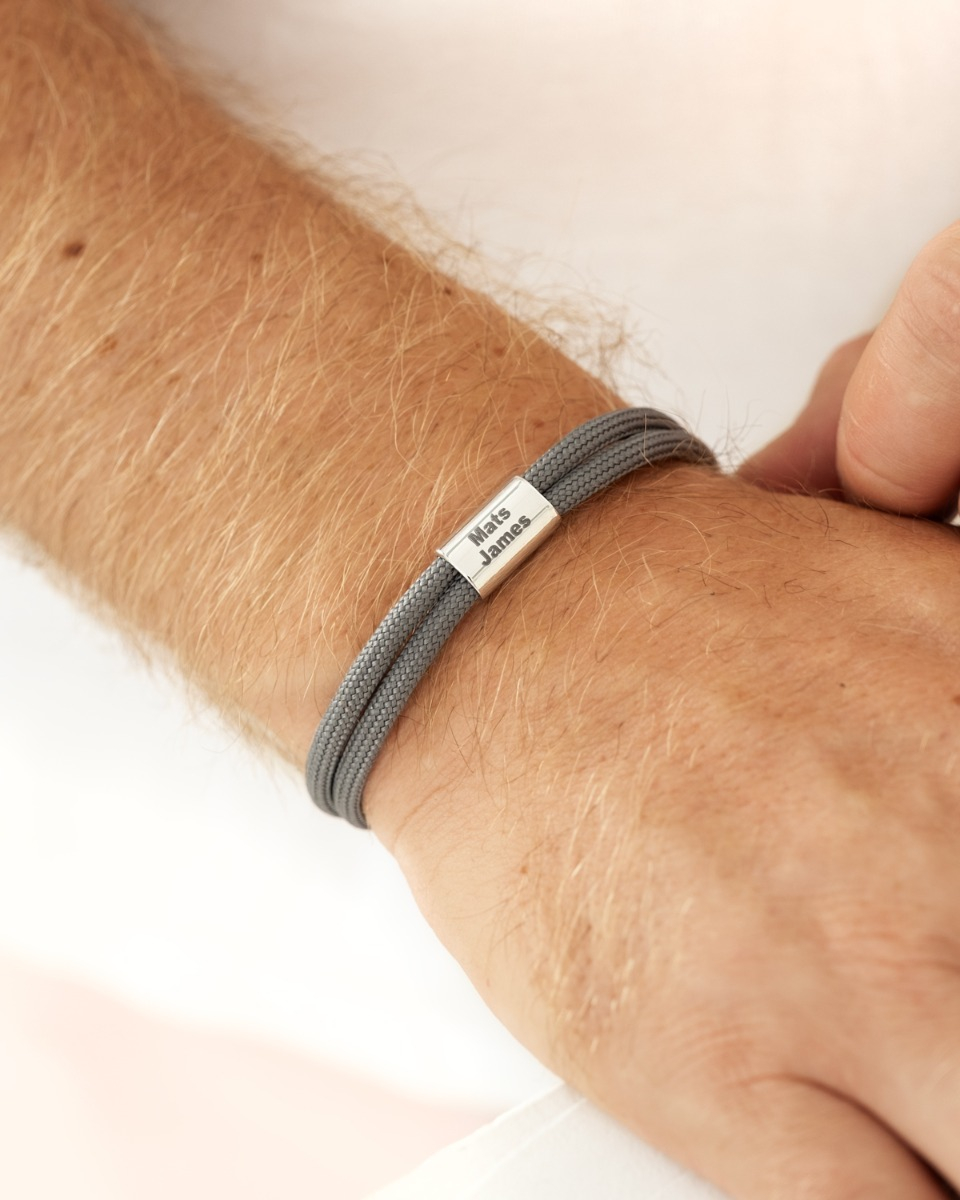 Grijze heren armband om mannen pols
