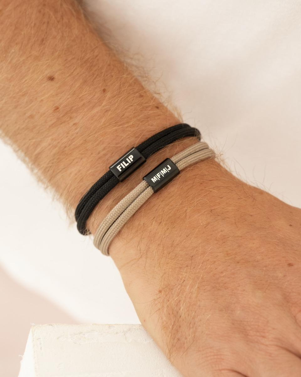 Twee heren armbanden om pols