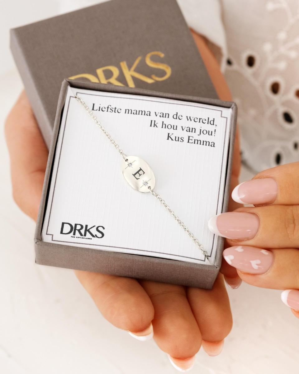 zilveren initial armband in sieradendoosje met persoonlijke tekst