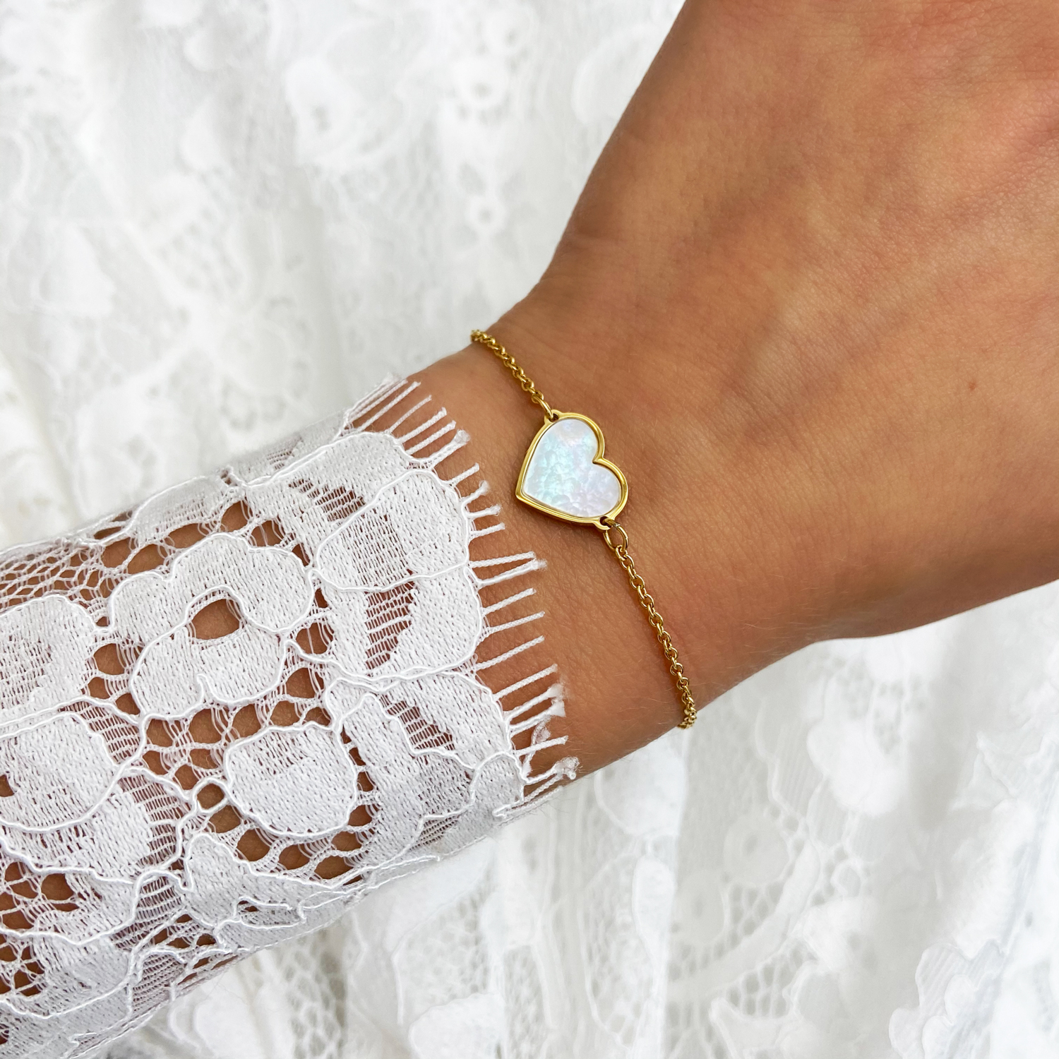 Armband goudkleurig met parelmoer hartje