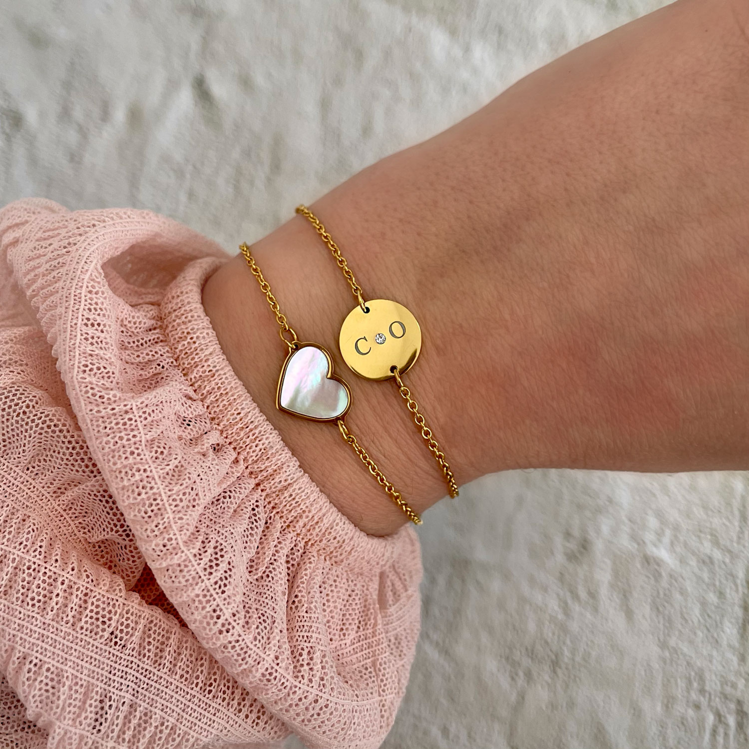 Gouden sea shell armband gecombineerd met twee initialen armband