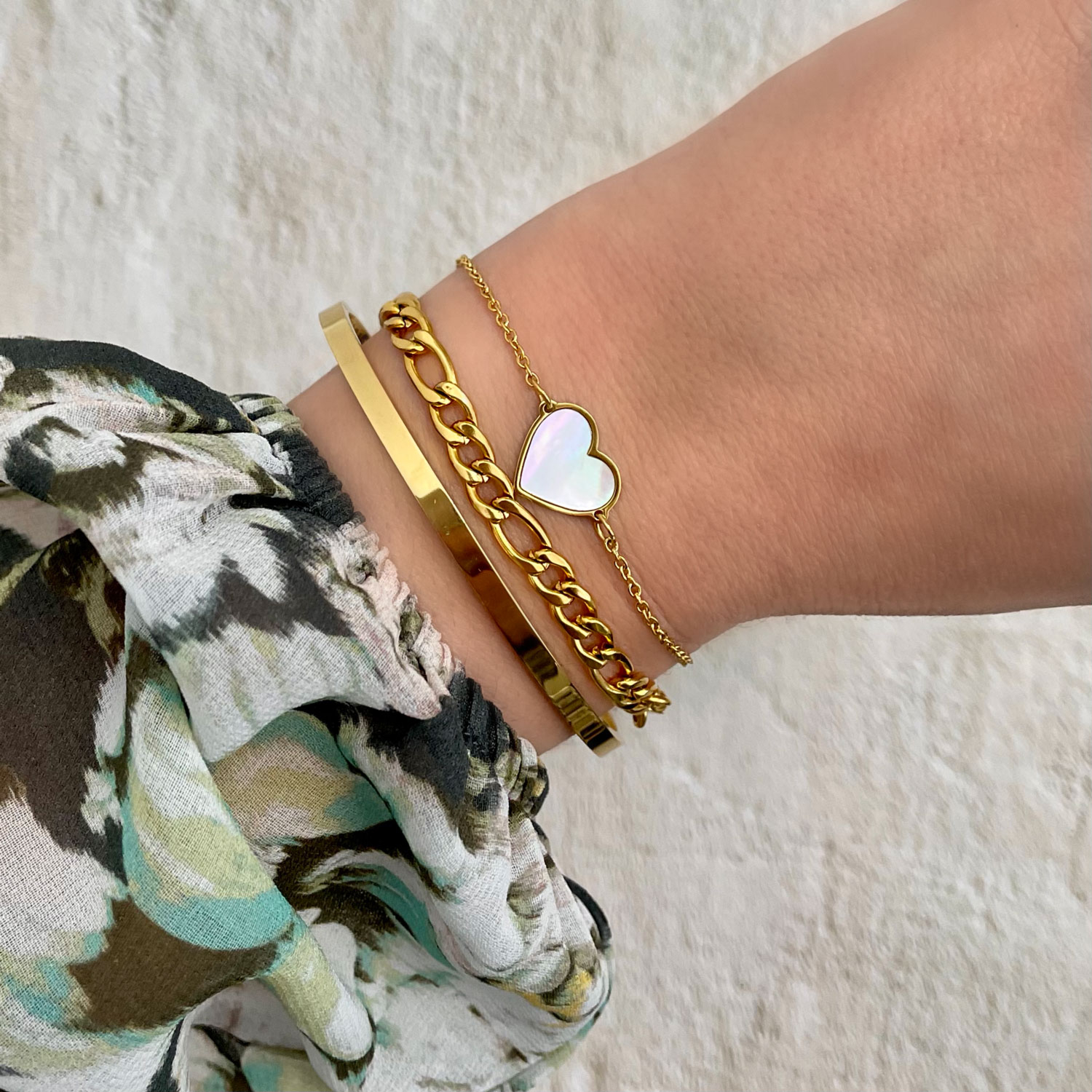 Gouden sea shell armband met hartje gecombineerd