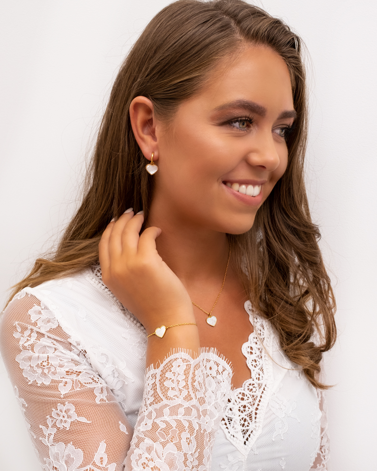 Armband parelmoer hartje goud kleurig