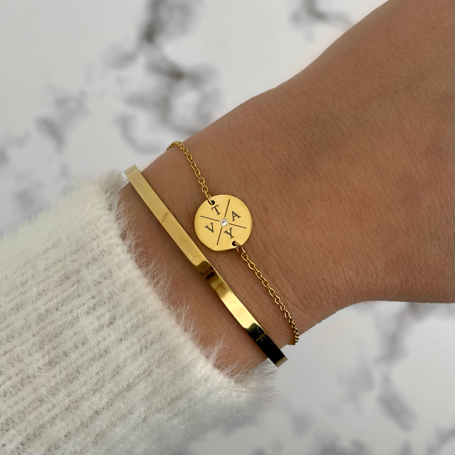 Gouden 4 initialen armband met steentje gecombineerd met bangle
