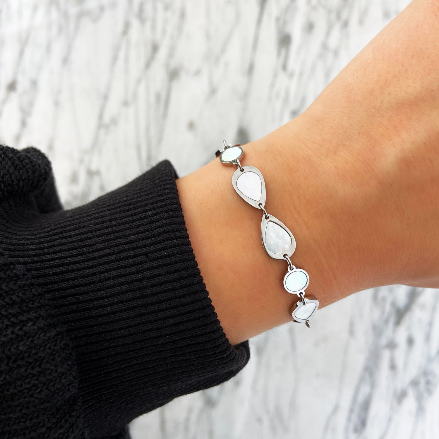 zilveren armband met parelmoer details