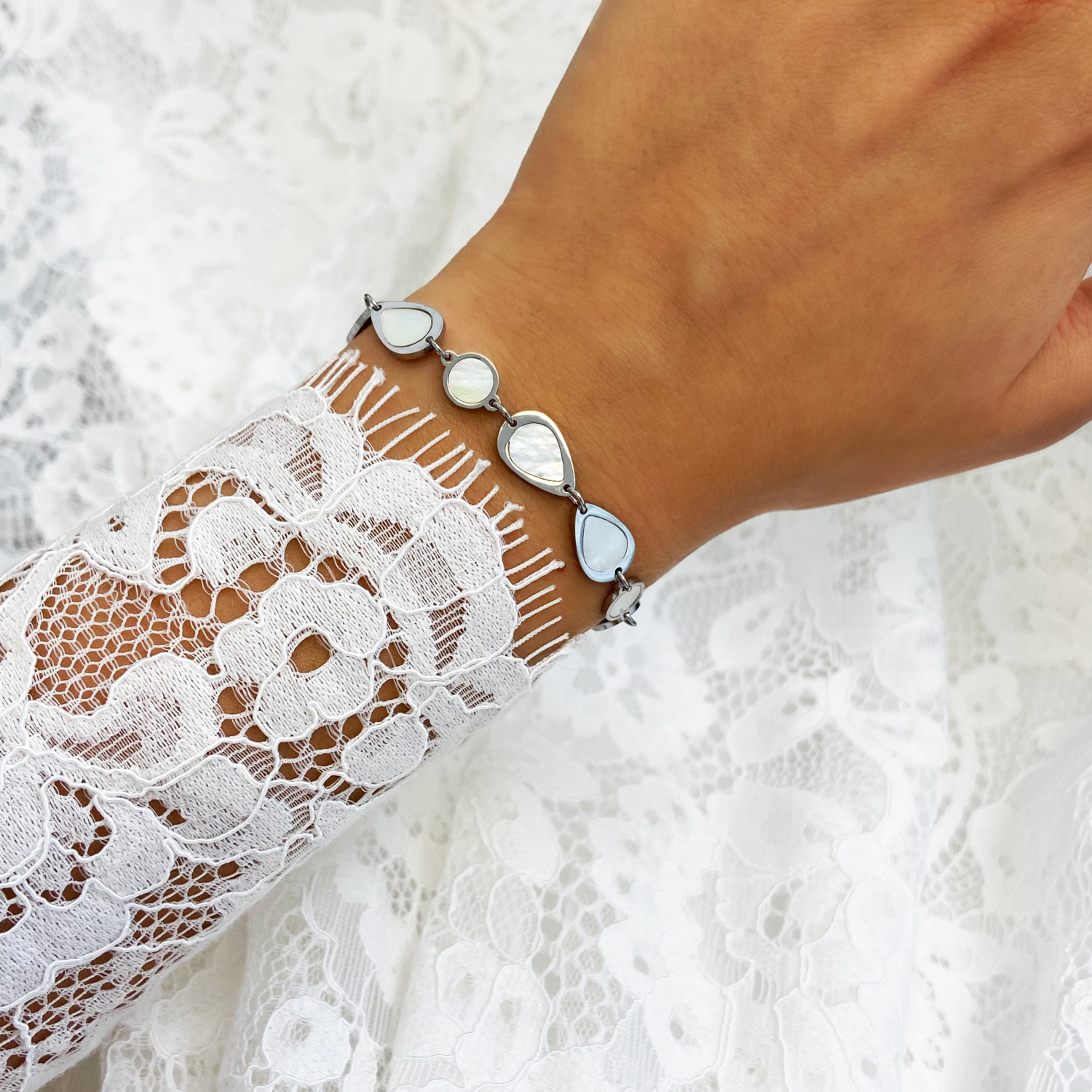 Armband met parelmoer om pols