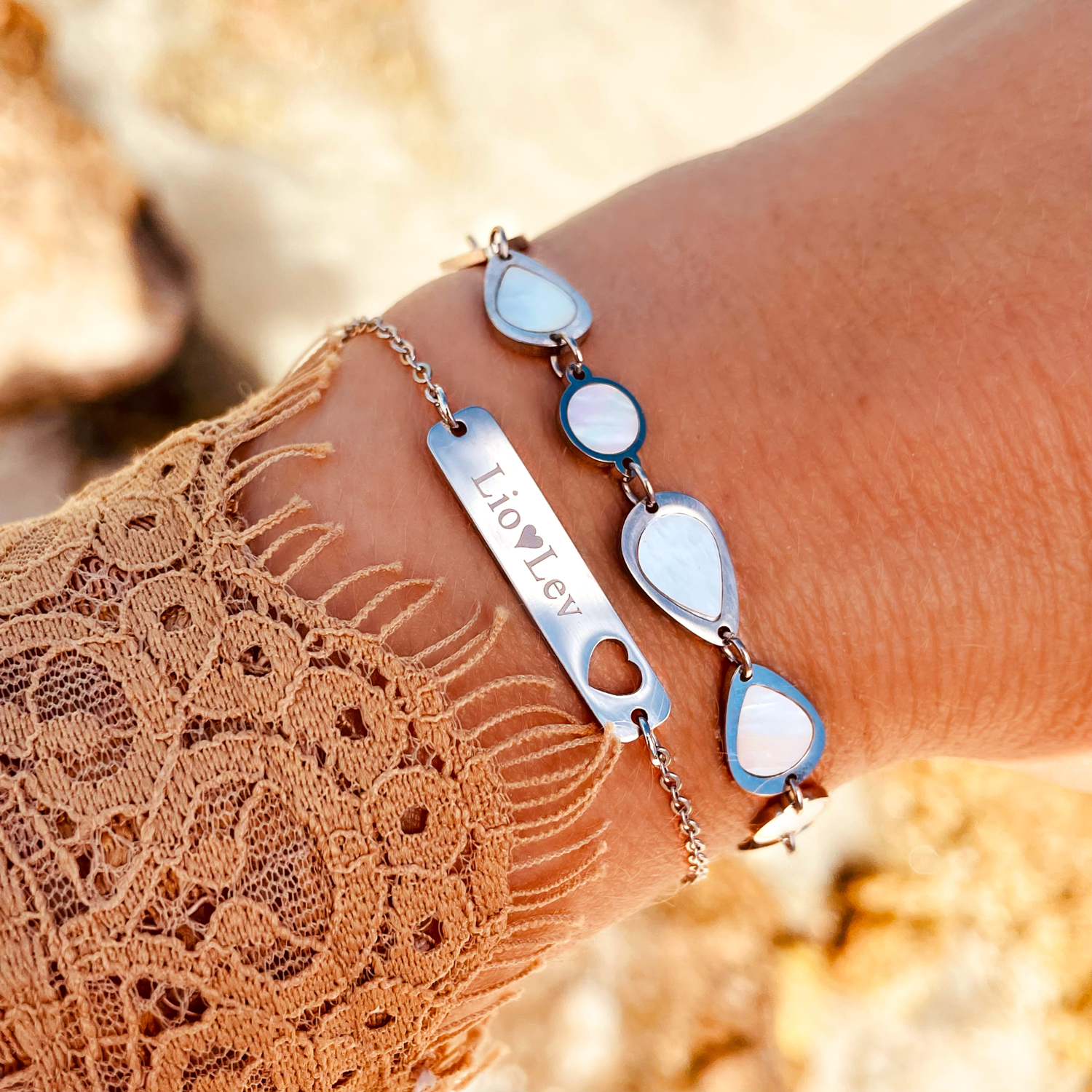 armband met parelmoer in zilver om pols