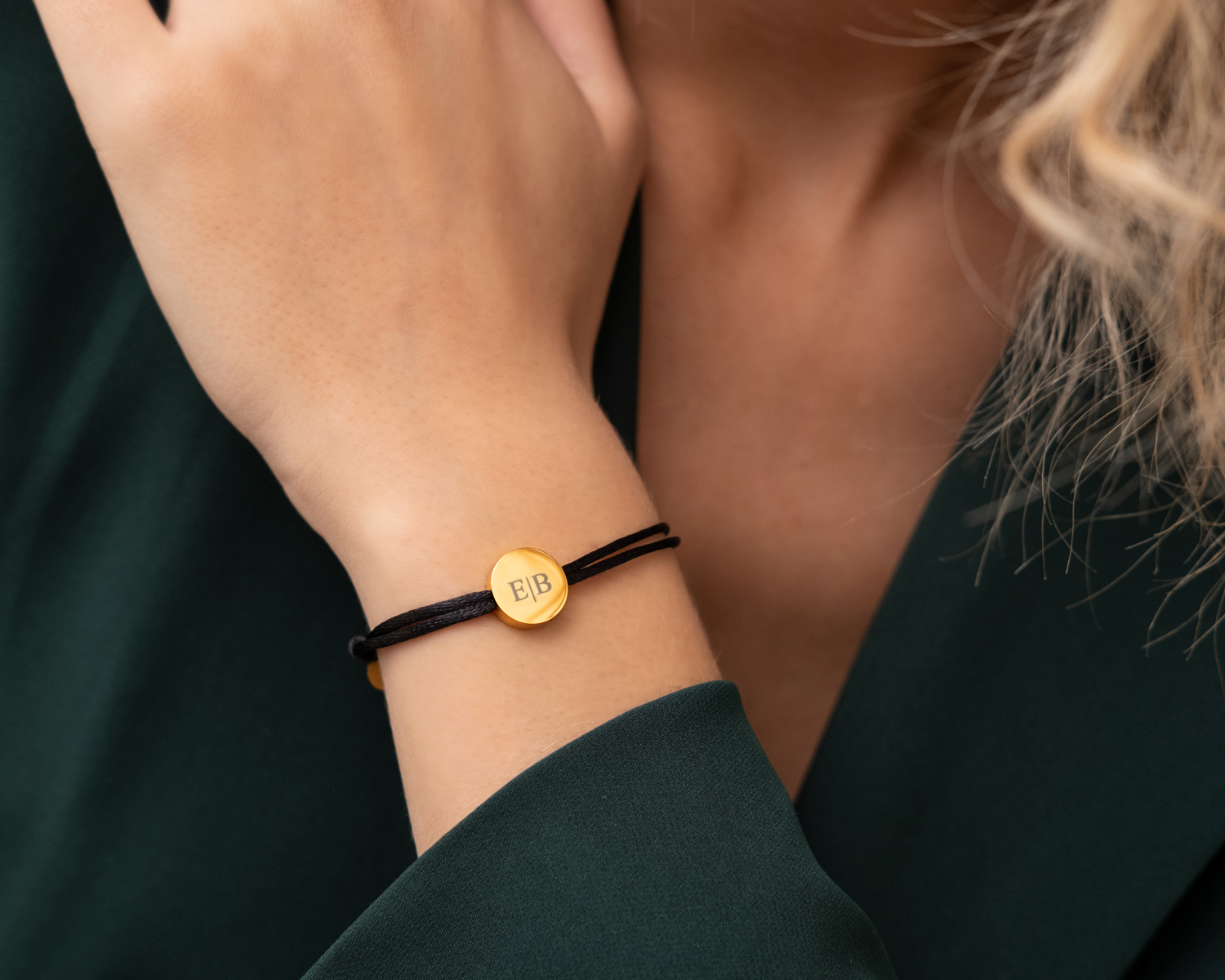 Goudkleurige satijnen armbandjes shoppen in het zwart