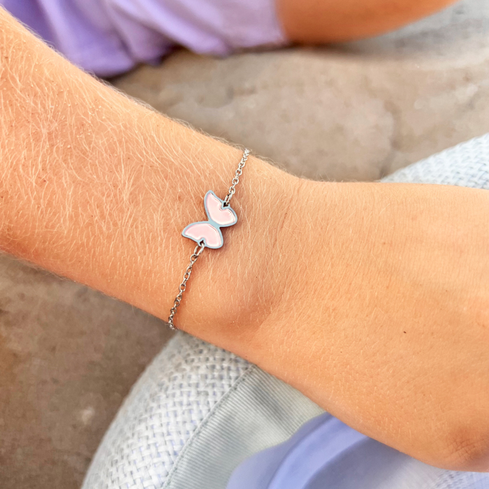Armbandje met roze vlinder om pols voor kids