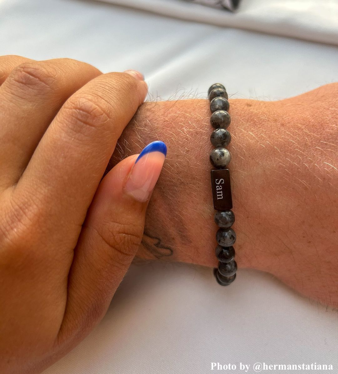 Pols met kralenarmband om