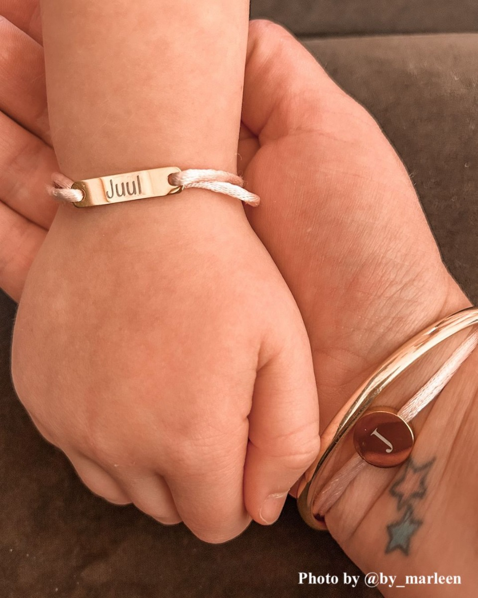 Influencer met moeder dochter armband