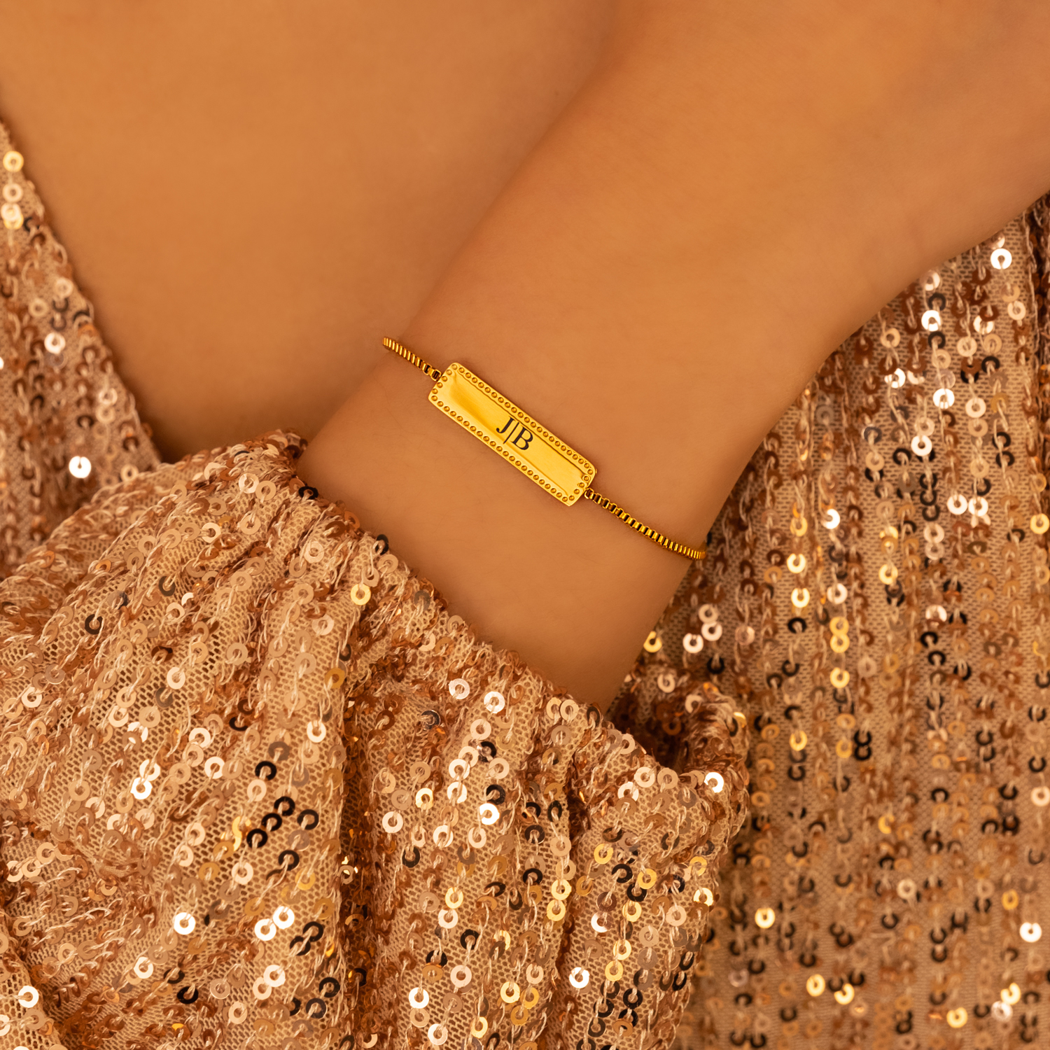 Vrouw draagt Graveerbare Vintage bar armband goldplated om pols