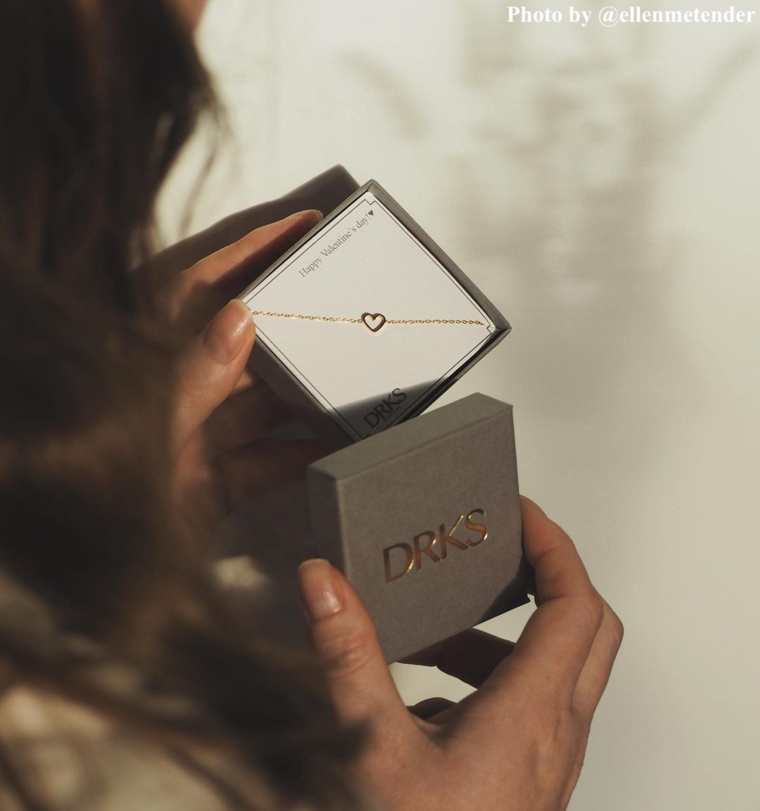 Influencer met armband hartje goud