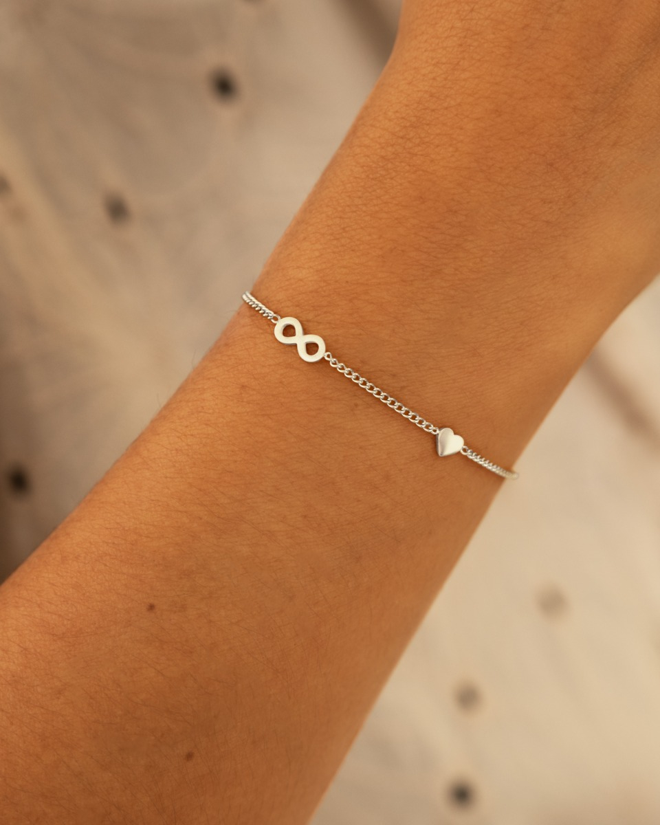 zilveren kinder armbandje met infinity teken en hartje