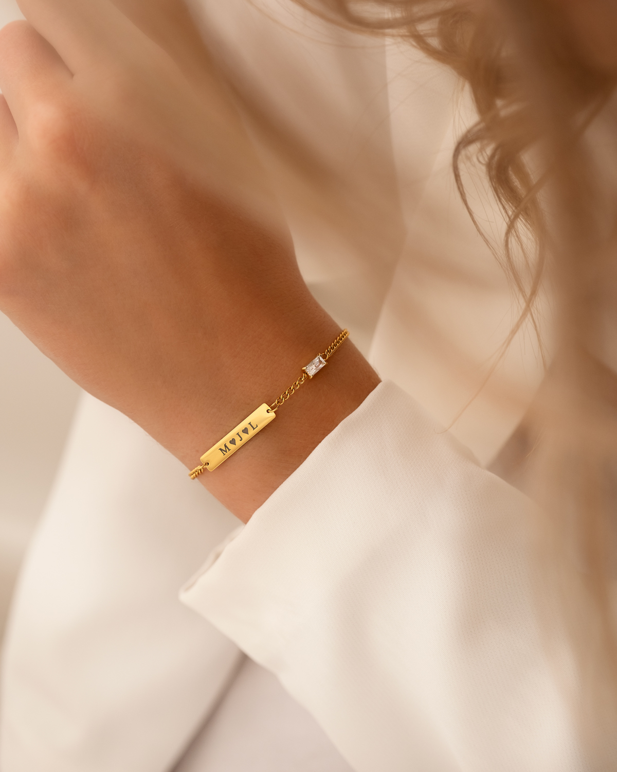 Gouden bar armband met steentje
