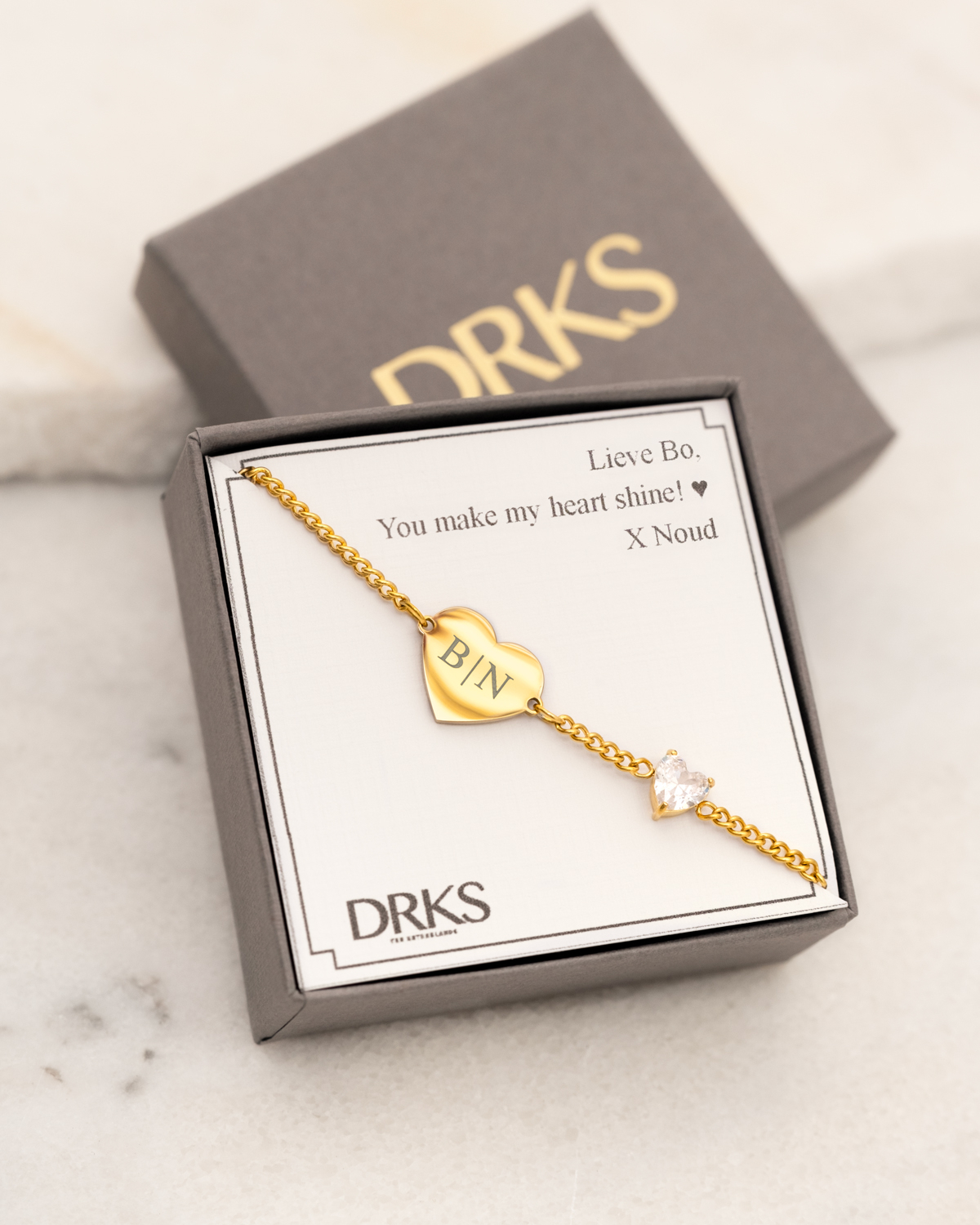 Graveerbare gouden armband hartje met steentje in DRKS doosje