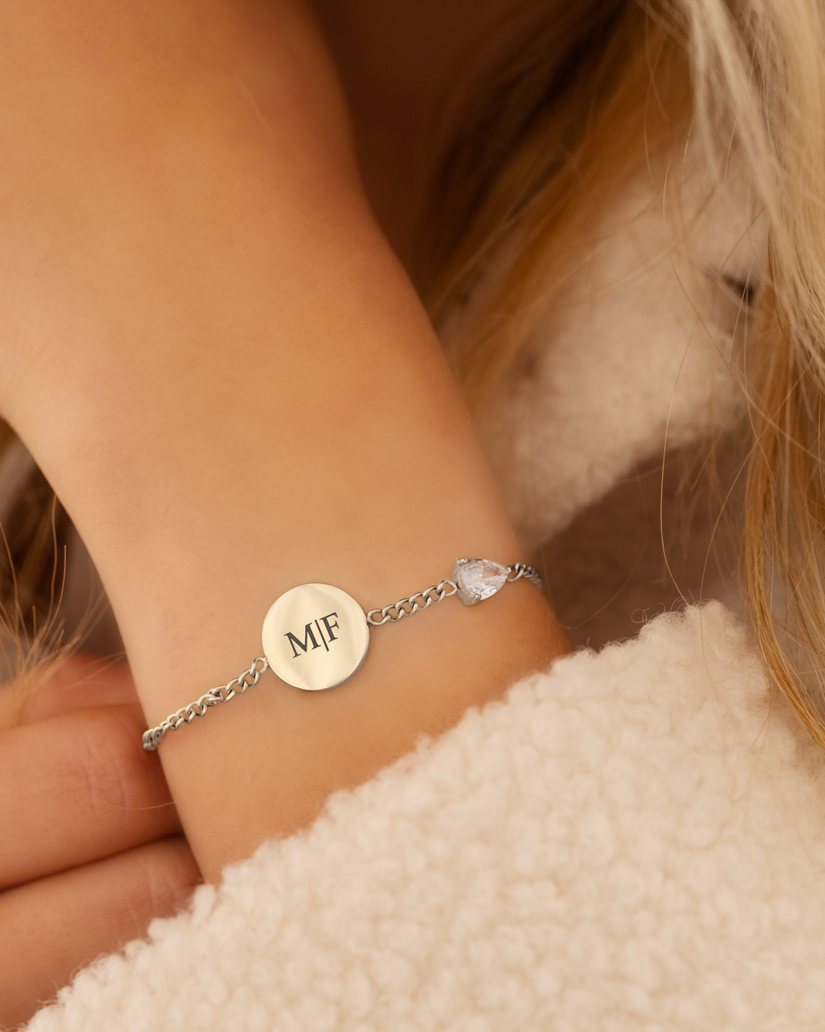 Graveerbare armband crystal drop gedragen om pols