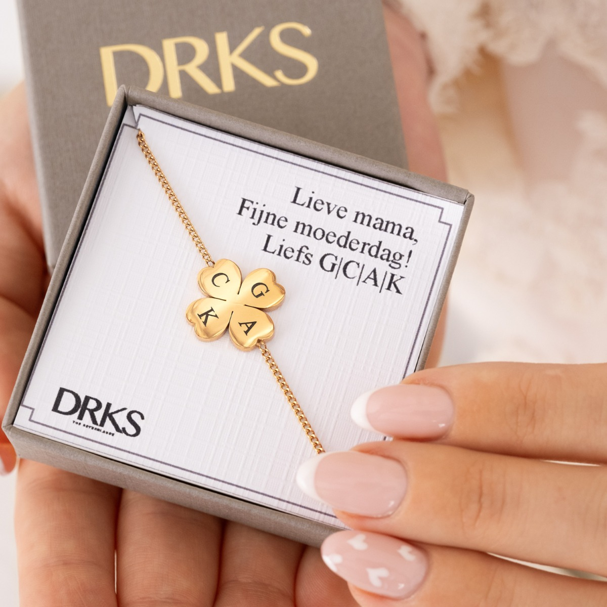 gouden klavertjes armband in sieradendoosje
