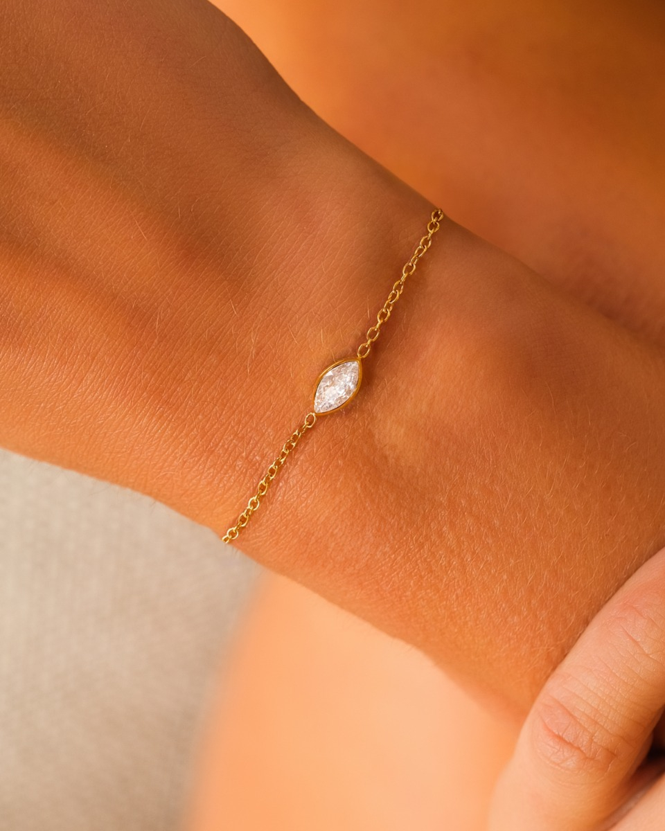 Gouden armband met steentje