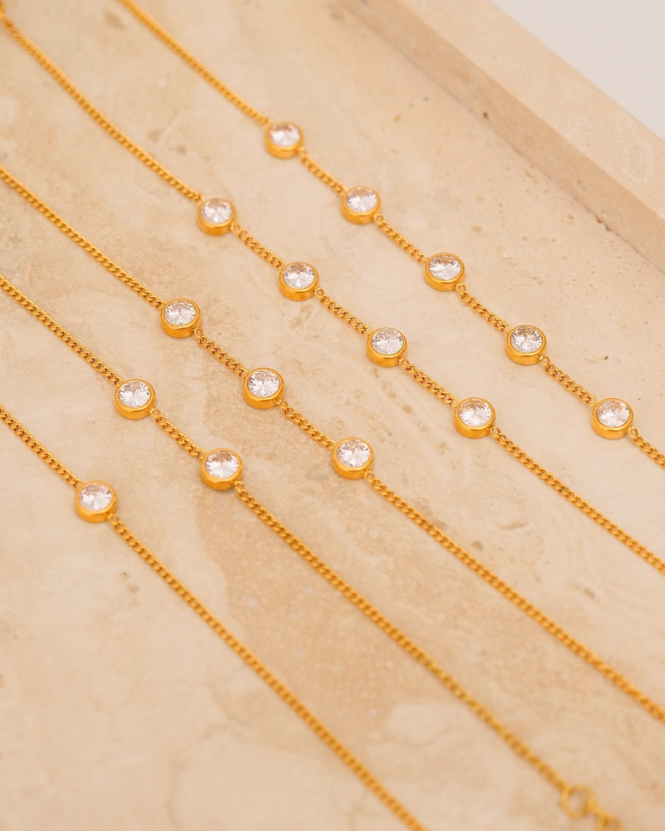 Gouden armbanden met steentjes