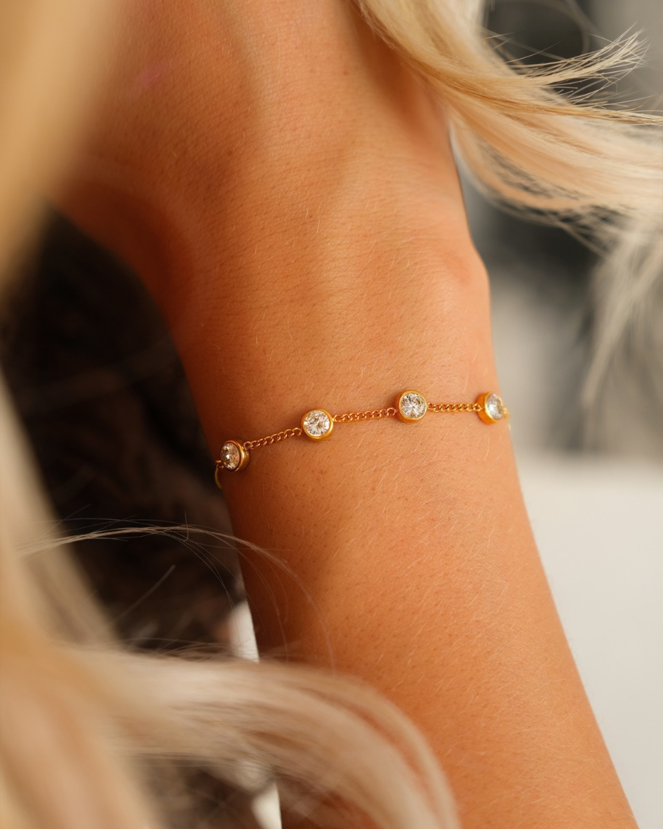 Gouden armband met 4 steentjes
