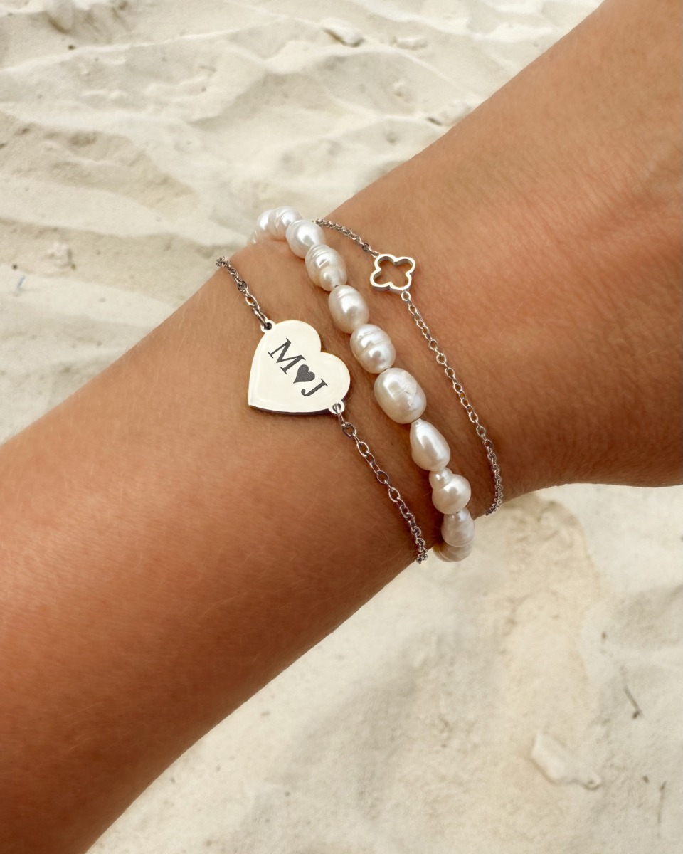 zilveren armbanden met strand op de achtergrond