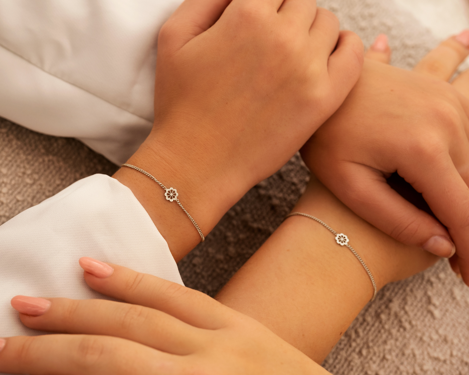 bloemetjes armbanden voor moeder en dochter
