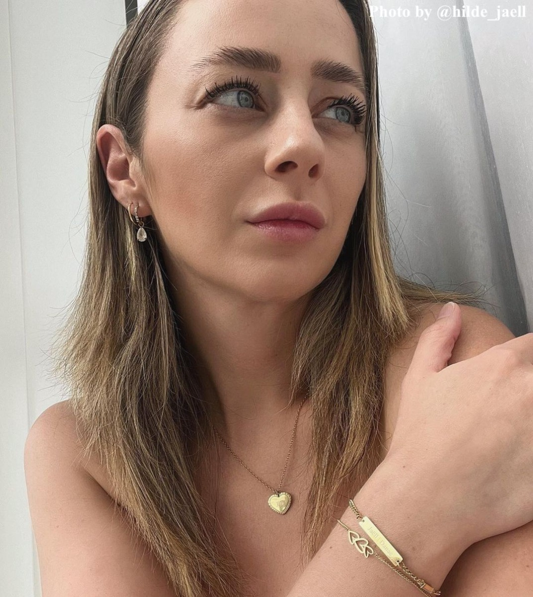 vrouw met verschillende sieraden om