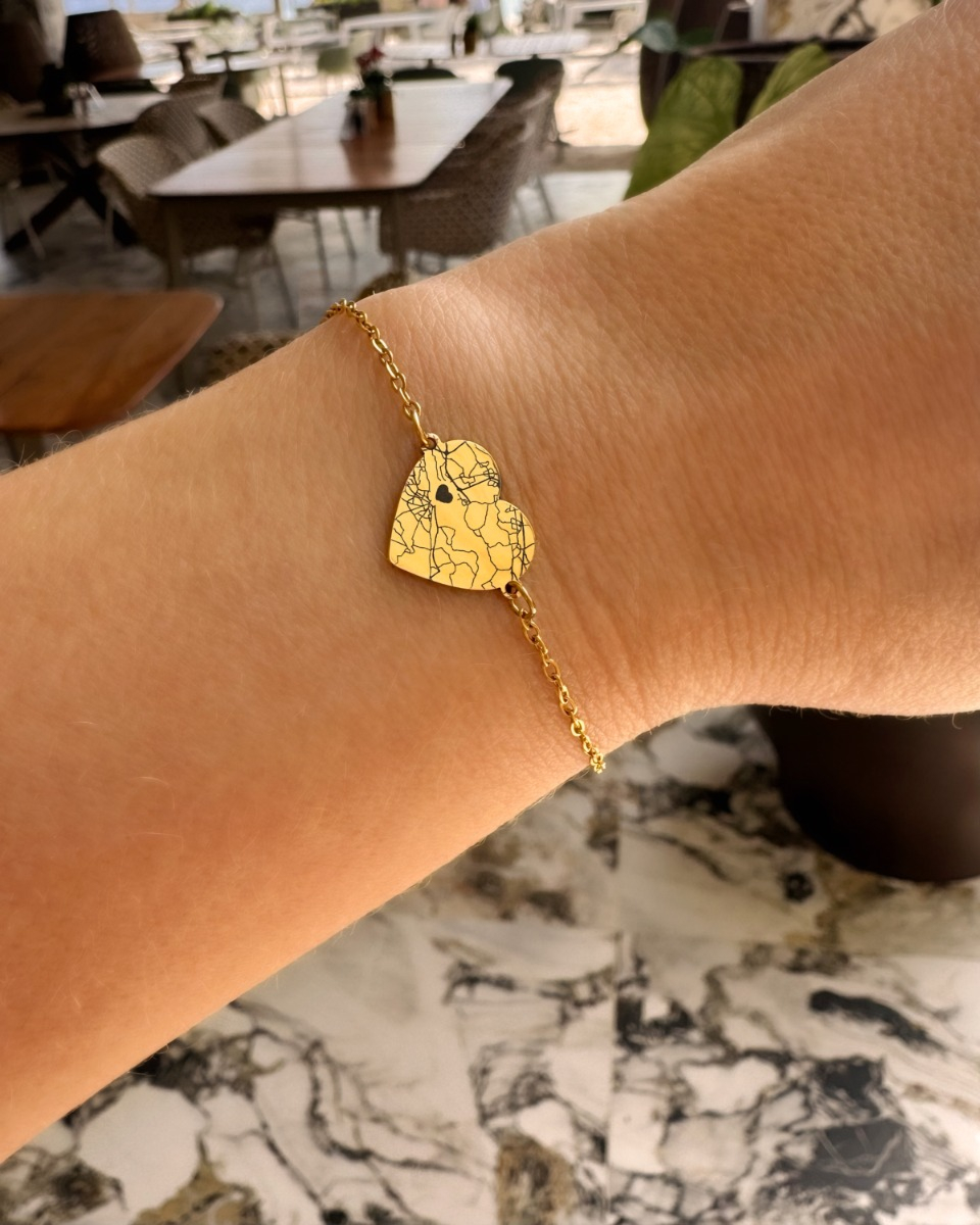 Where we met armbandje met hartje om pols