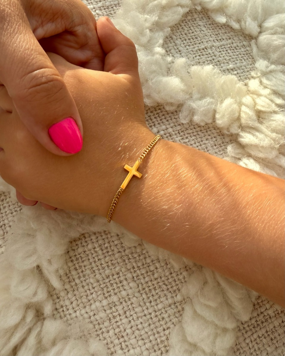 Moeder & dochter armbandjes kruisje goudkleurig