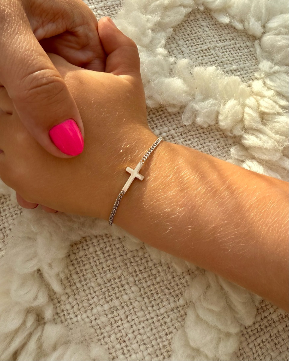 kinder armband met kruisje in zilver