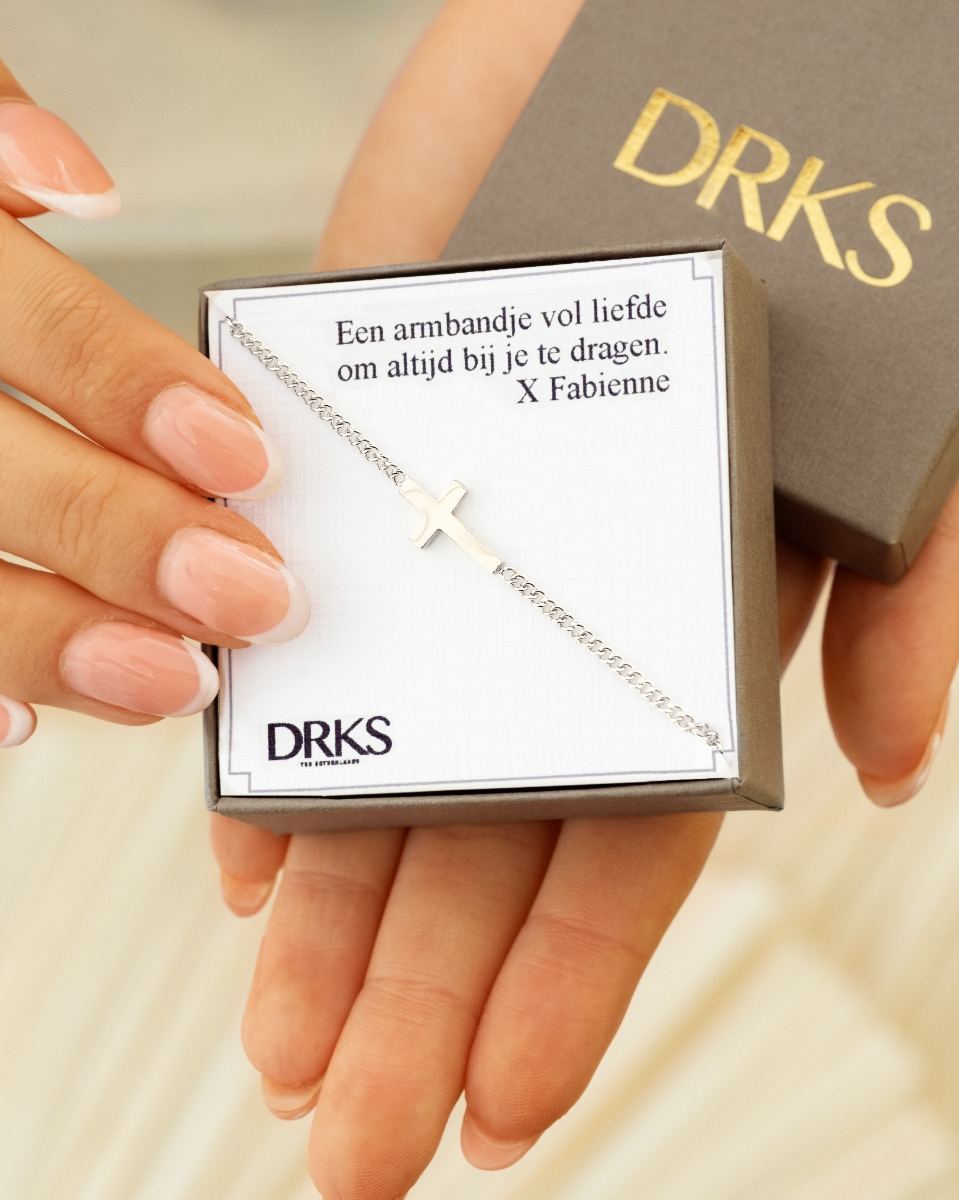 Zilveren kruis armband in sieradendoosje met tekst