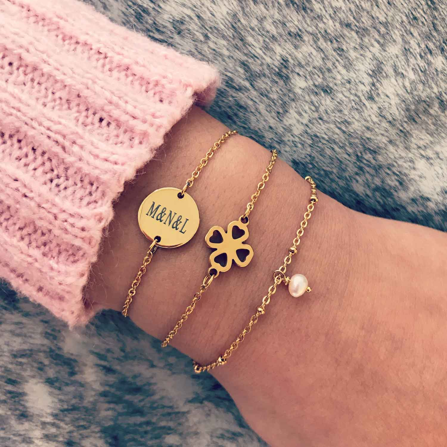 Een gouden gegraveerde armband met persoonlijke tekst als cadeautje voor haar