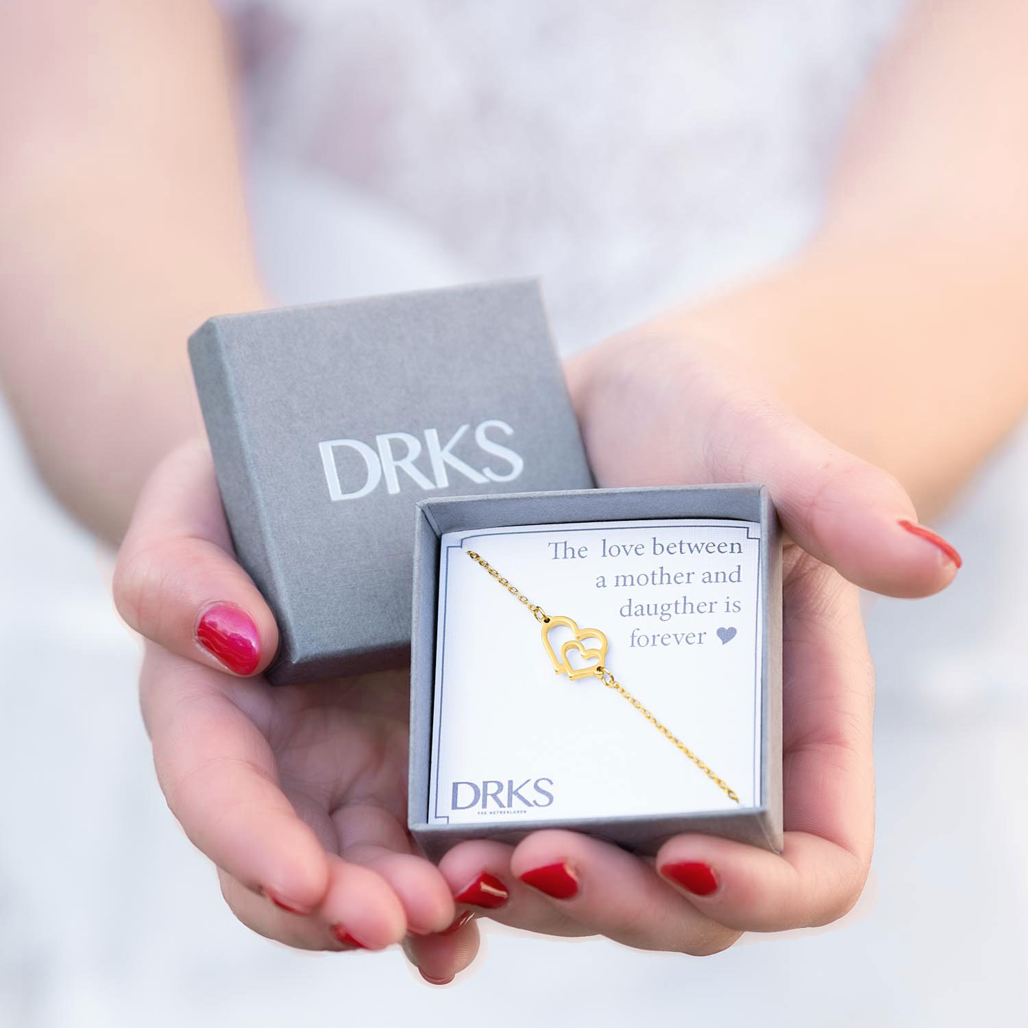 Mooie gouden armband in een sieradendoosje met tekst