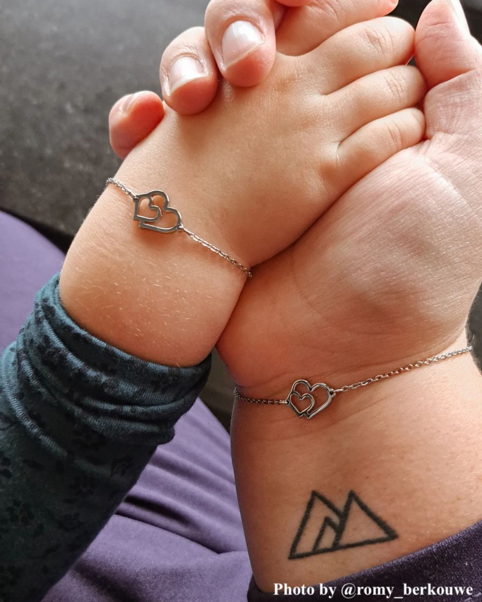 Influencer met armband
