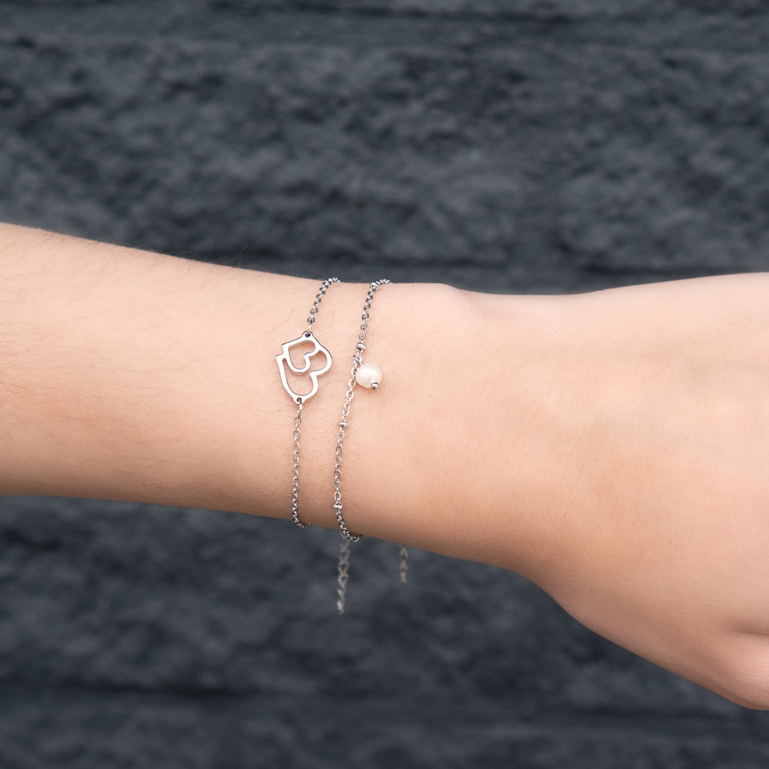 Zilveren steel armband samen met parel armbandje