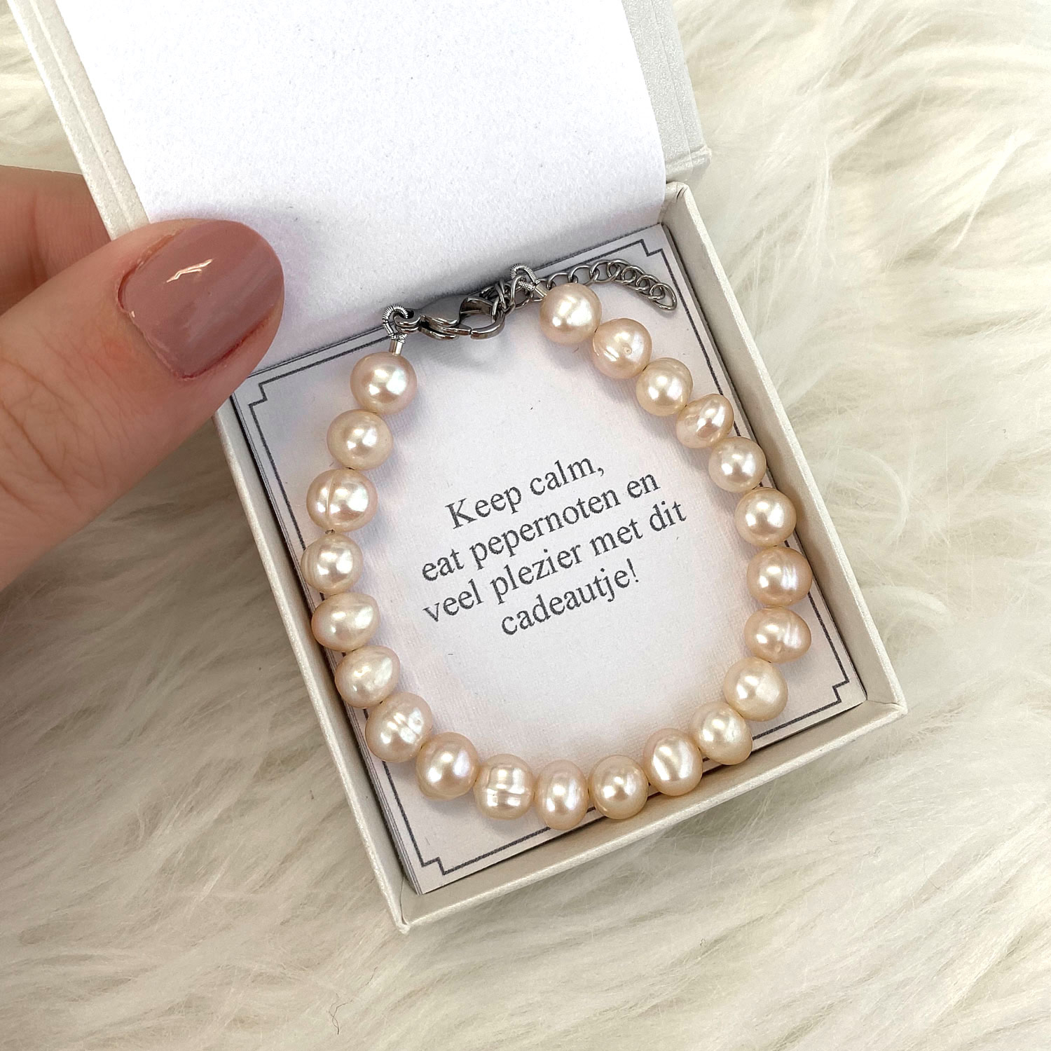 Mooie parelarmband met een nude kleur voor een complete look