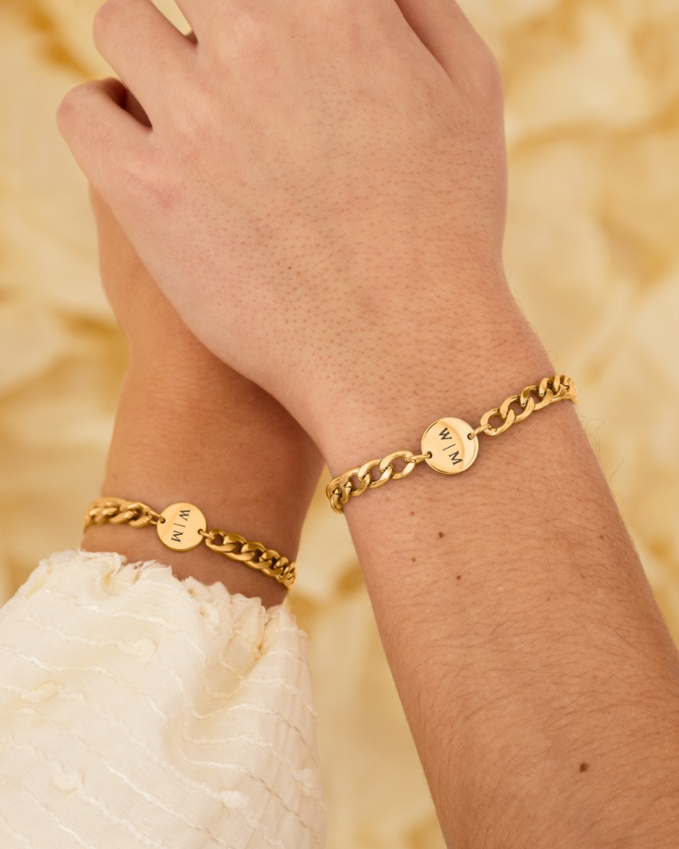 gouden koppel armbanden set met initialen